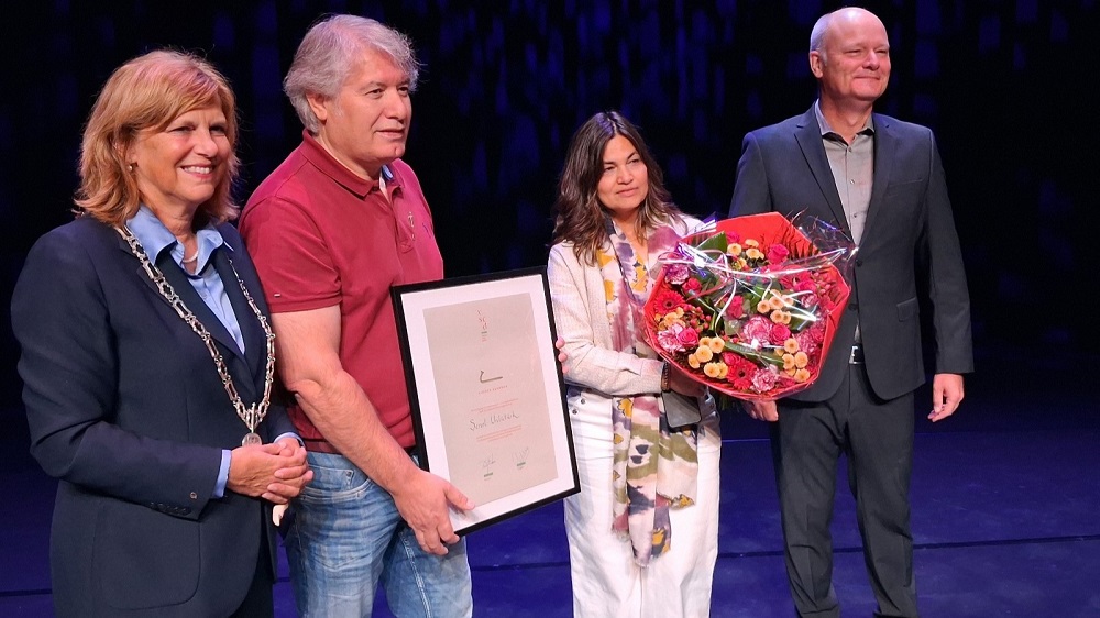 Toneelmeester Senol Ünlütürk ontvangt Gouden Krommer voor 40 jaar in het theatervak