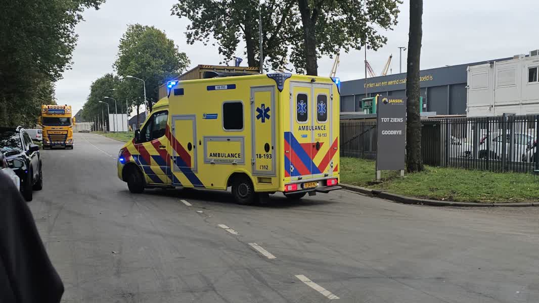 Jong kind maakt val van driehoog uit raam in Dordrecht: ‘Vrijwel geen letsel’